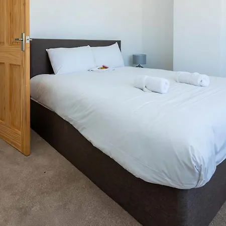 Family Friendly Filton With Parking And Wifi بيت للعطل