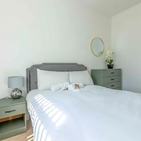 Modern Filton | Parking & Superfast Wi-fi Bristol